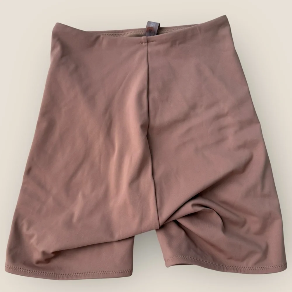 SKIMS | Shaping Swim Shorts | Beige | Size XXS
